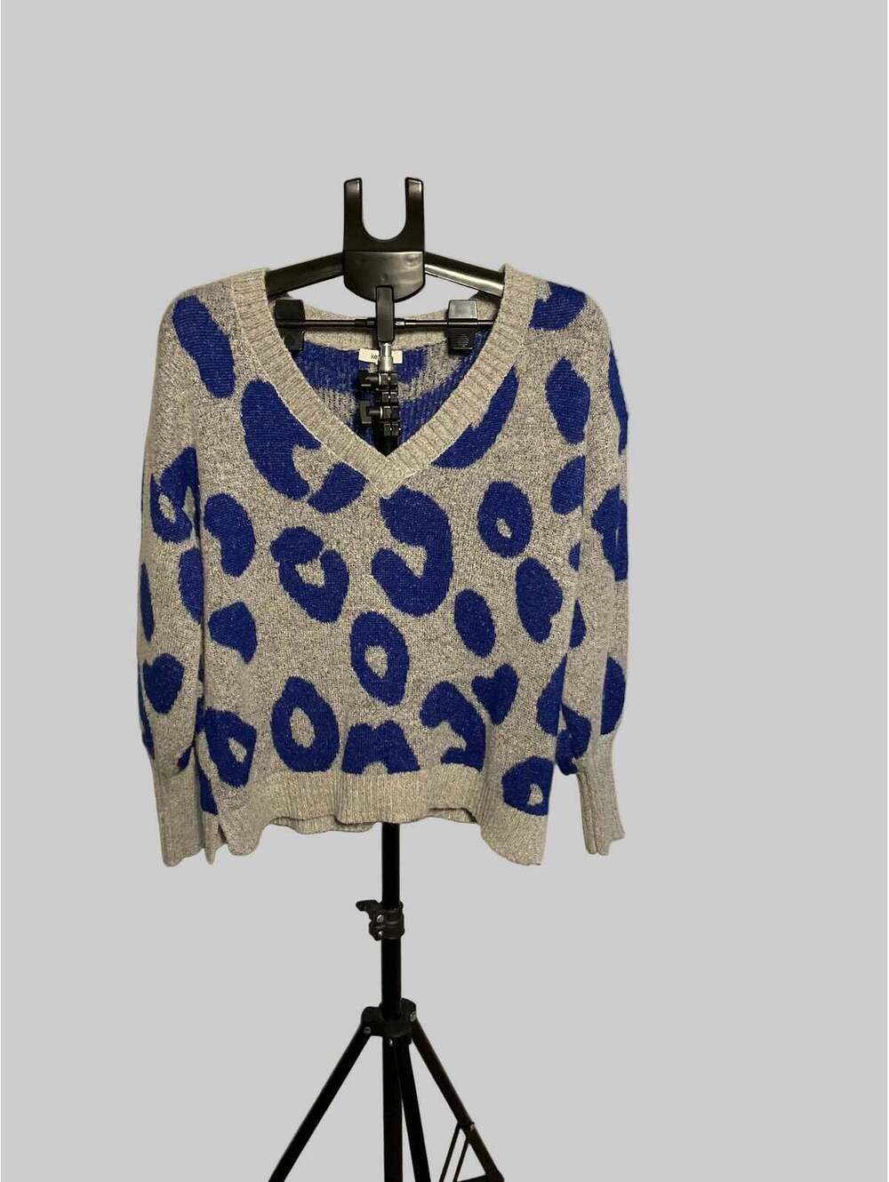 Kensie Blue Leopard Print V-Neck Sweater Womens M Gray Oversized Knit Pullover